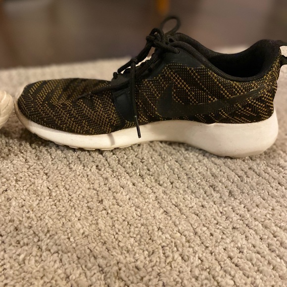 Nike Roshe Run Knit Jacquard Sneaker in black and yellow lace up y2k size 6.5 - Picture 6 of 9